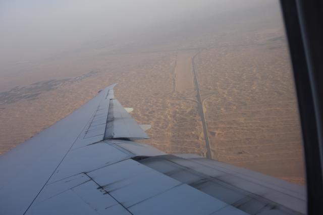 エミレーツ航空機内から砂漠